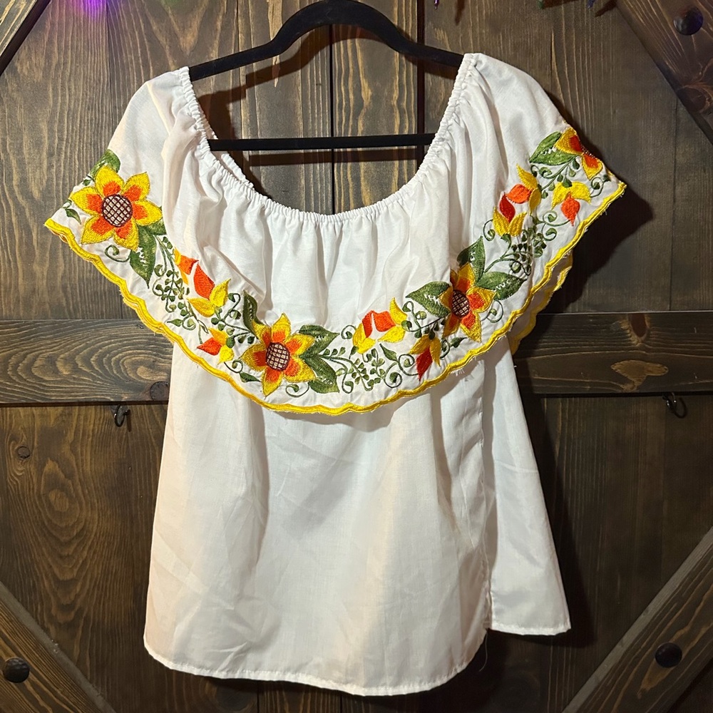 🌻 Embroidered Sunflower Blouse 🌻